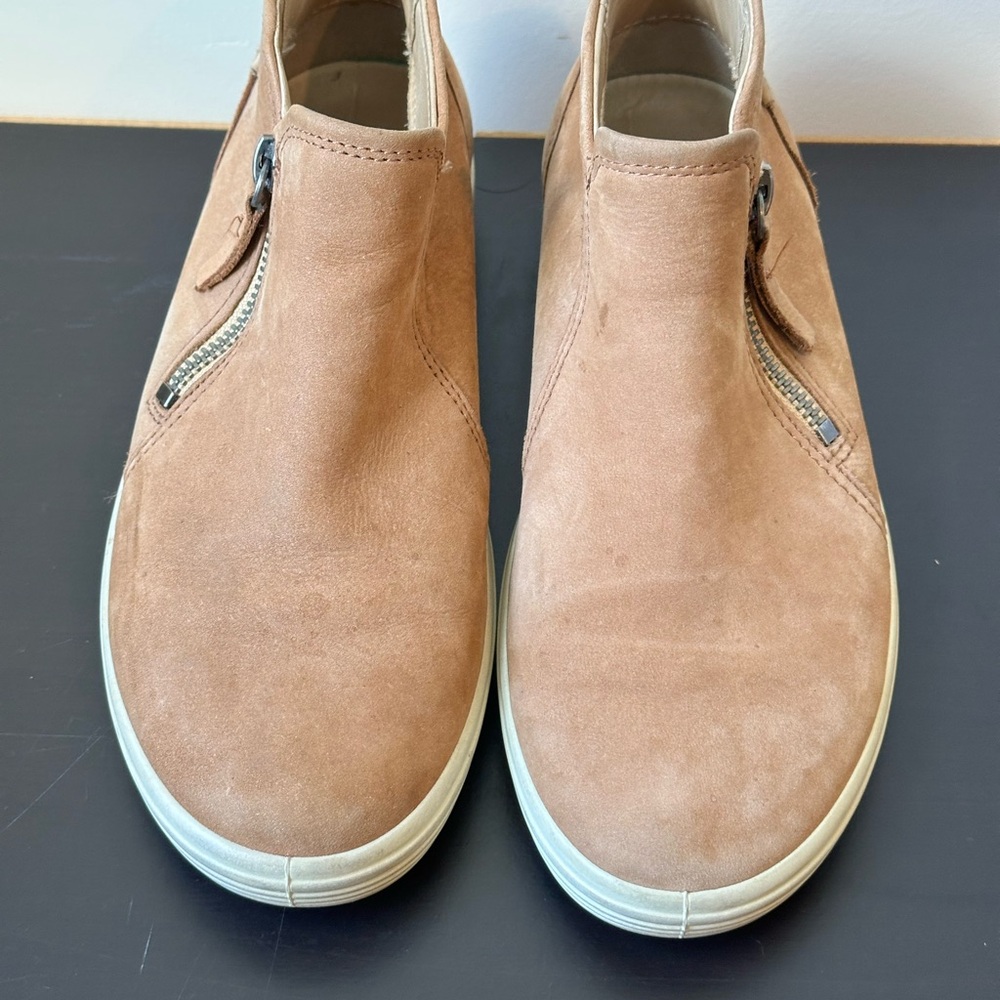 Ecco Womans Size 6 Tan Suede Zip Sneakers